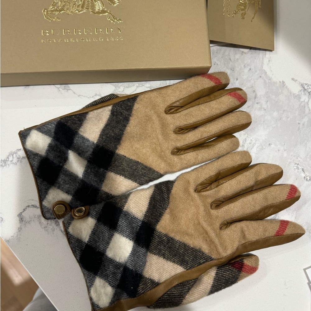 Burberry Gloves -